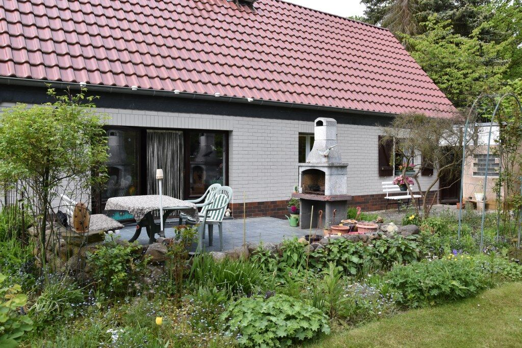 Großer gepflegter Garten mit historischem Wochenendhaus im Wald bei